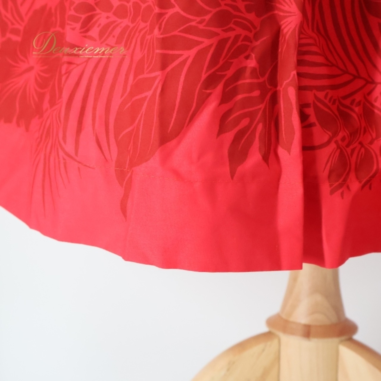 フラダンス 衣装 ワンピース ドレス レッド系 ハイビスカス柄 モンステラ柄 ハワイアンプリント アロハ フラ ダンス レッスン 練習 赤 華やか 鮮やか かわいい おしゃれ 上品 大人っぽい シングル スカート シンプル ふんわり かわいいデザイン パーティー ステージ衣装 ビーチ ハワイ フェスティバル オシャレ レディース 女性用