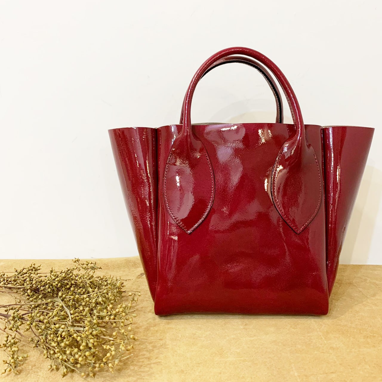 牛床革 エナメルスクエアトートバッグ ４色展開 牛革 レザーエナメル トートバッグ Sdgs M1032 Rayzcloset Online Shop