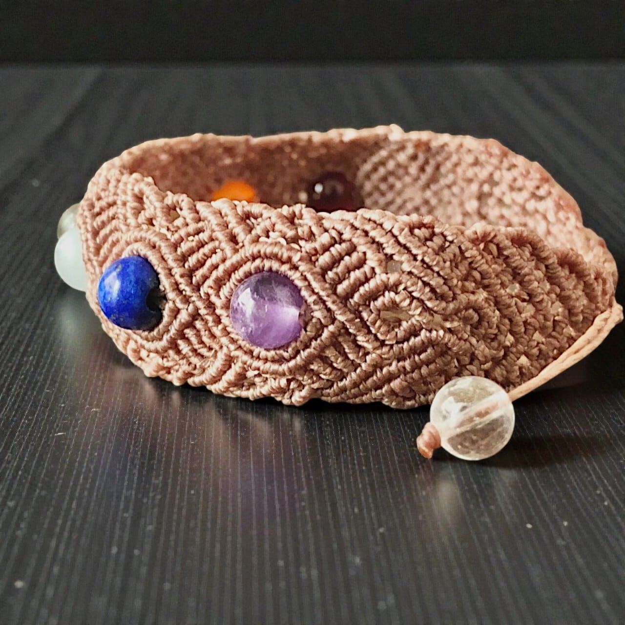 七色の天然石を手元に｜マクラメ編みブレスレット｜サイズ調整可・一点