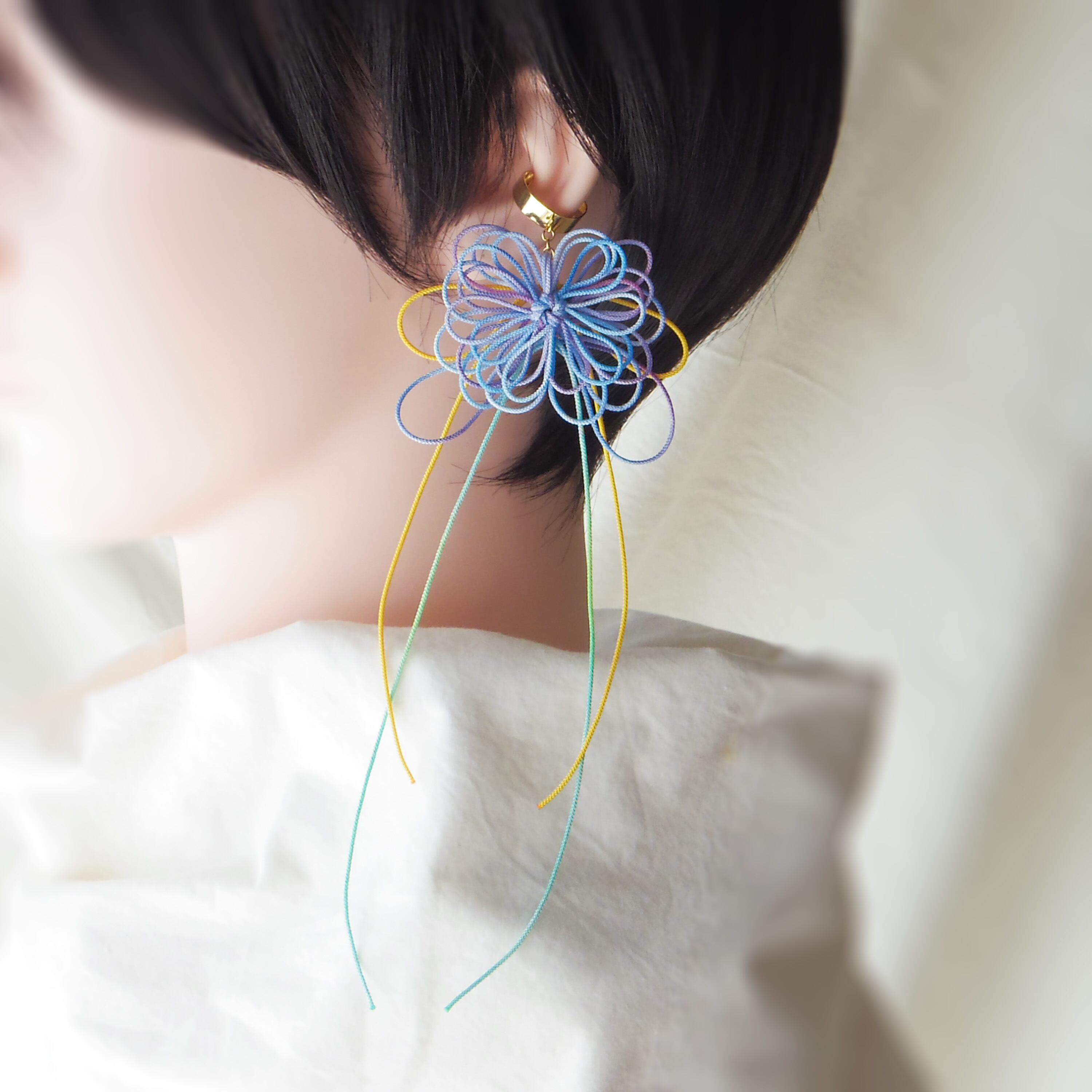 飾り結びかたっぽイヤーカフ「ハナメグル・露」 | 手染め紐による大輪の花。浴衣・着物・洋装にも。