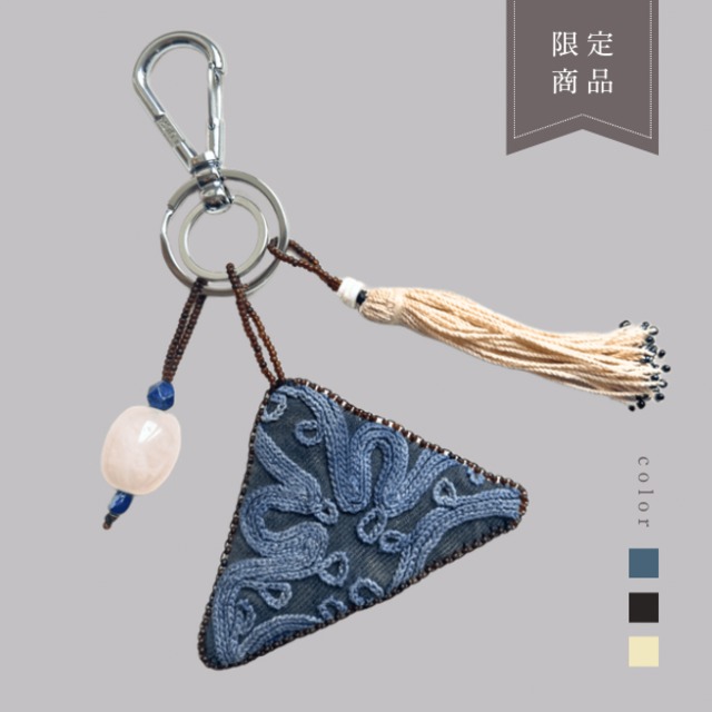 【トゥマール・キーホルダー】 キルギスのお守り　ヴィンテージ　手刺繍トゥマール〈湖畔の静寂〉ブルー