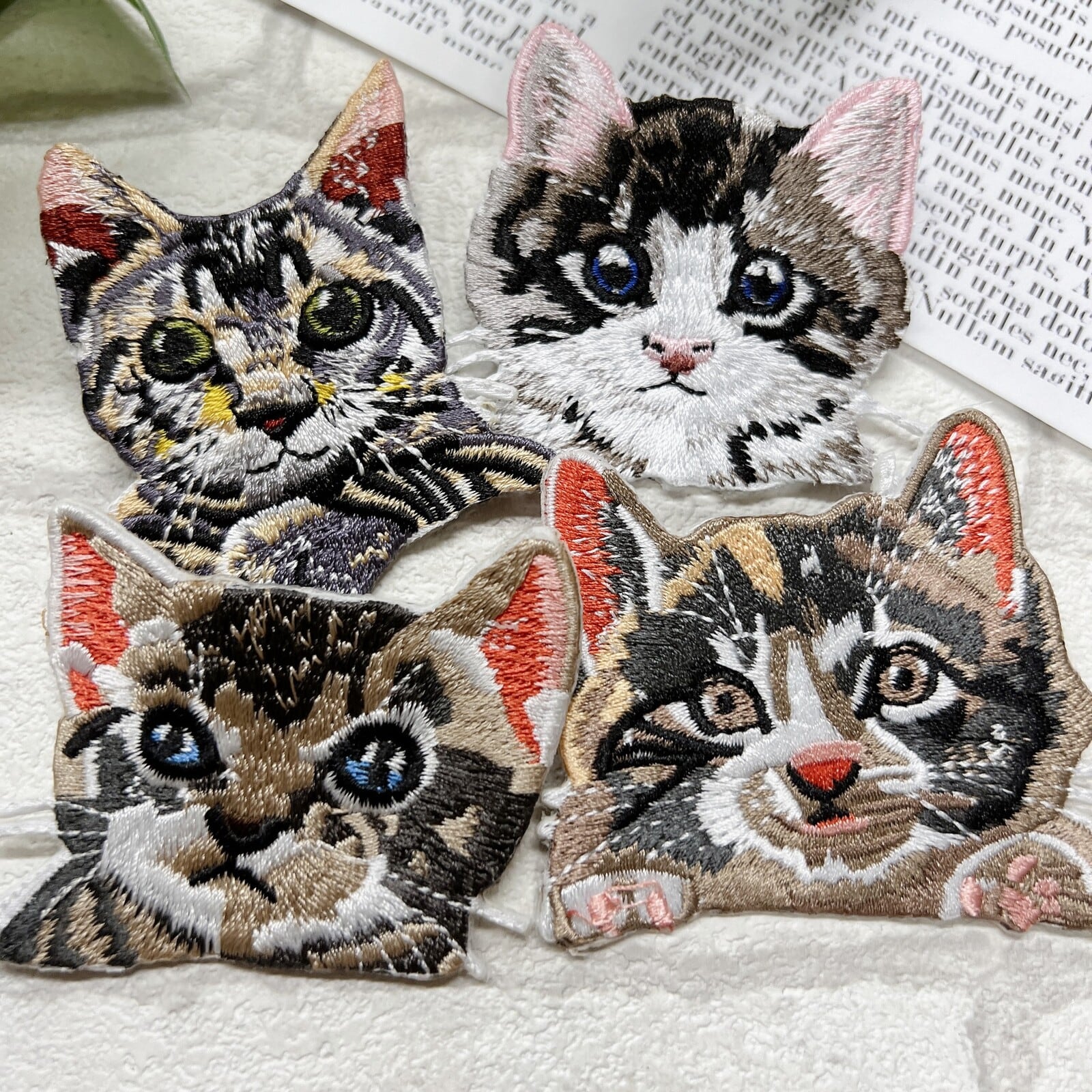 くるみボタン 猫刺繍 ブローチ - その他