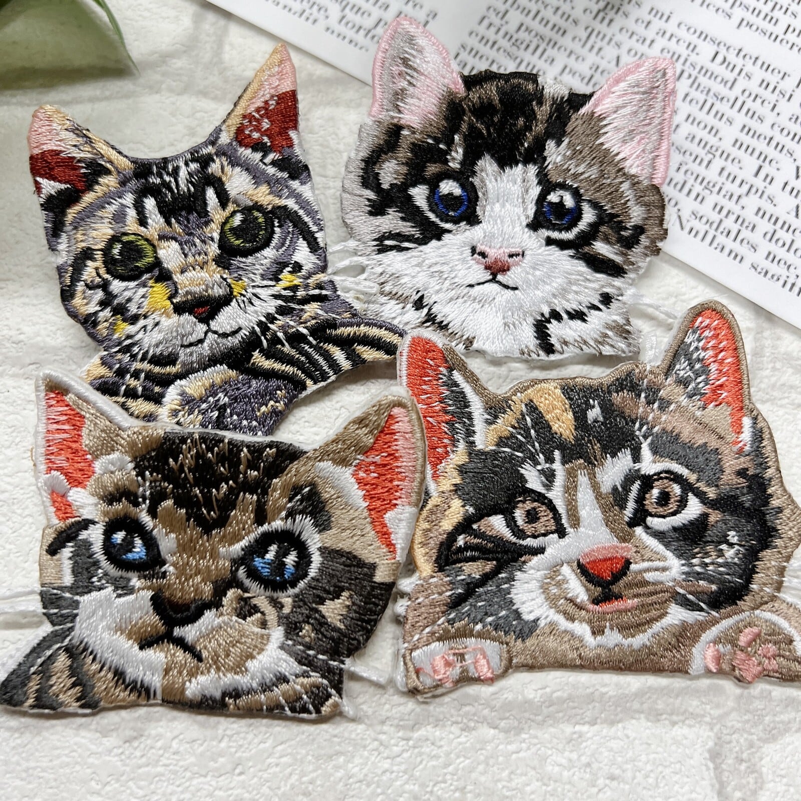 猫刺繍ブローチ 2054 LURILA