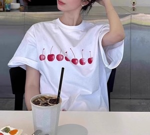 チェリー柄 半袖 ルーズ Tシャツ レディース トップス カットソー プルオーバー インナー ミディアム 半袖 ラウンドネック 襟なし かわいい 大人可愛い シンプル カジュアル おしゃれ こなれ感 ルーズ 存在感 プリント くだもの柄 さくらんぼ 春 夏 秋 冬 ママ 通勤 学生 学校 通学 デート お出かけ 旅行 公園 女子会 休日 ショッピング カフェ 重ね着 韓国 オルチャン 体型カバー 普段使い 着回し レイヤード S M L XL 2XL 大きいサイズ ゆったり 白 ホワイト