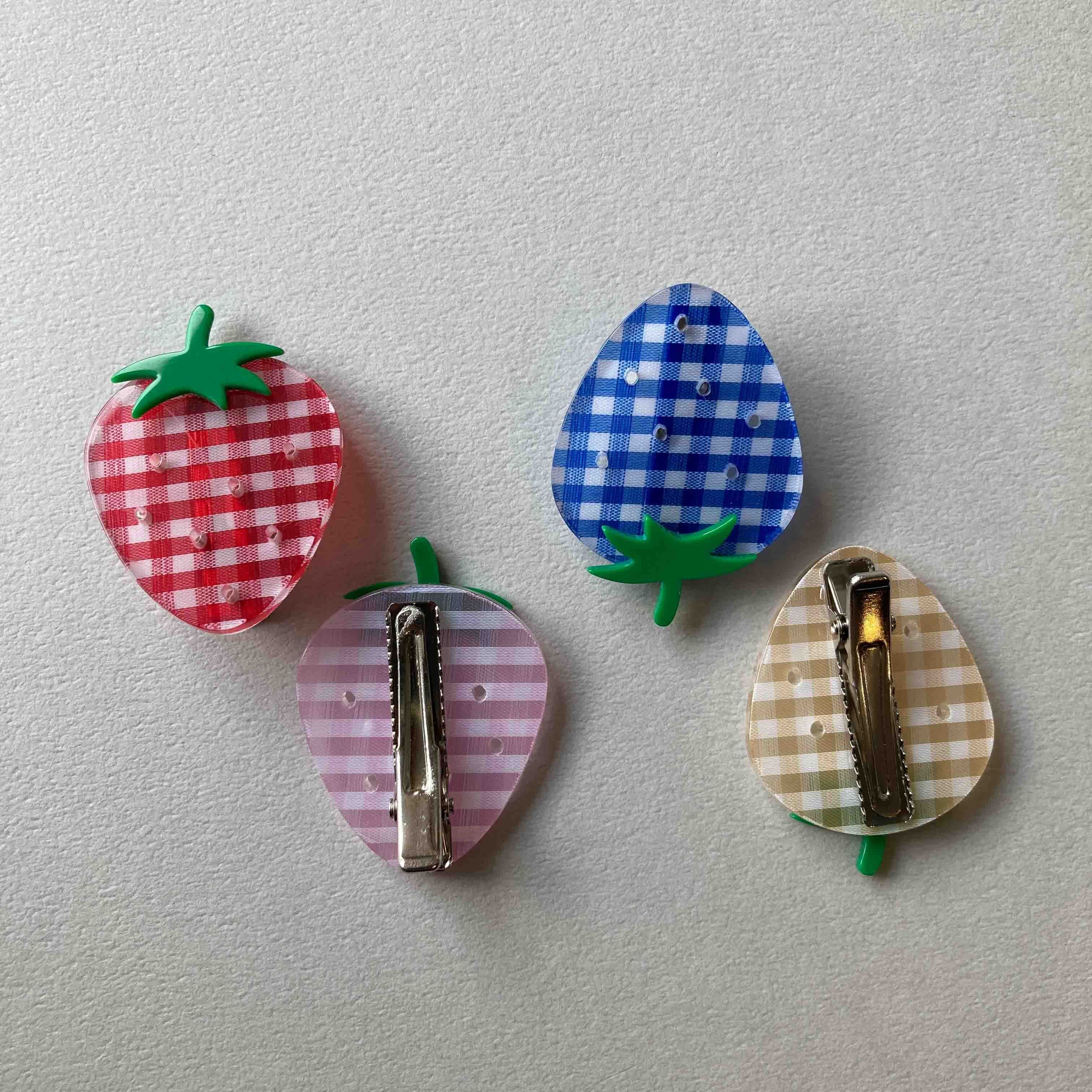 ギンガムチェックのいちご ヘアクリップ | Dua-アクセサリーパーツショップ