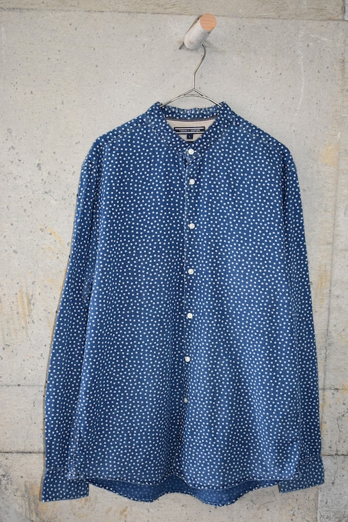 Small star-filled stand-collar shirt
