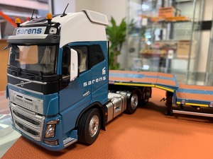 IMC　1/32　VOLVO WITH LOWLOADER 3-AXLE　SARENS