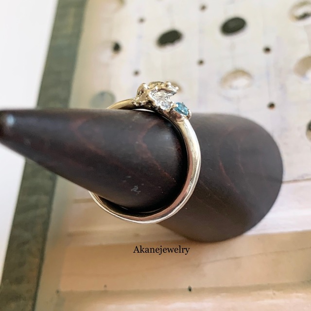 11月のカエル ブルートパーズと小さなカエルの指輪 ジュエリー工房 岩田あかね