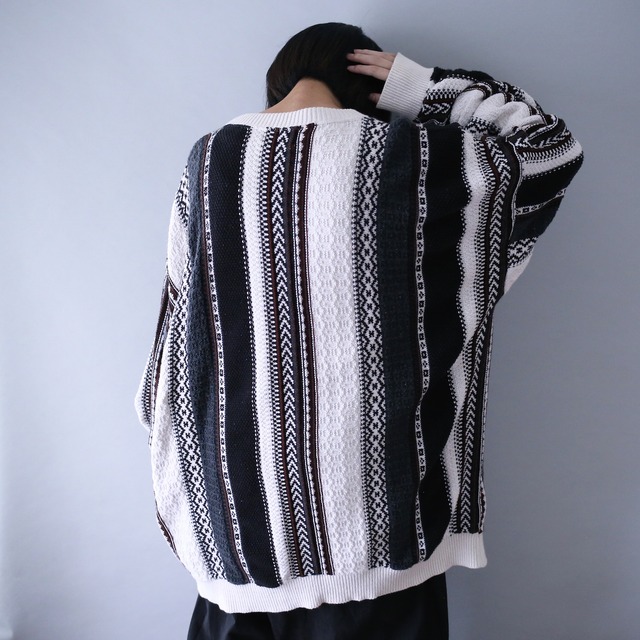 monotone color multi knitting pattern over silhouette knit