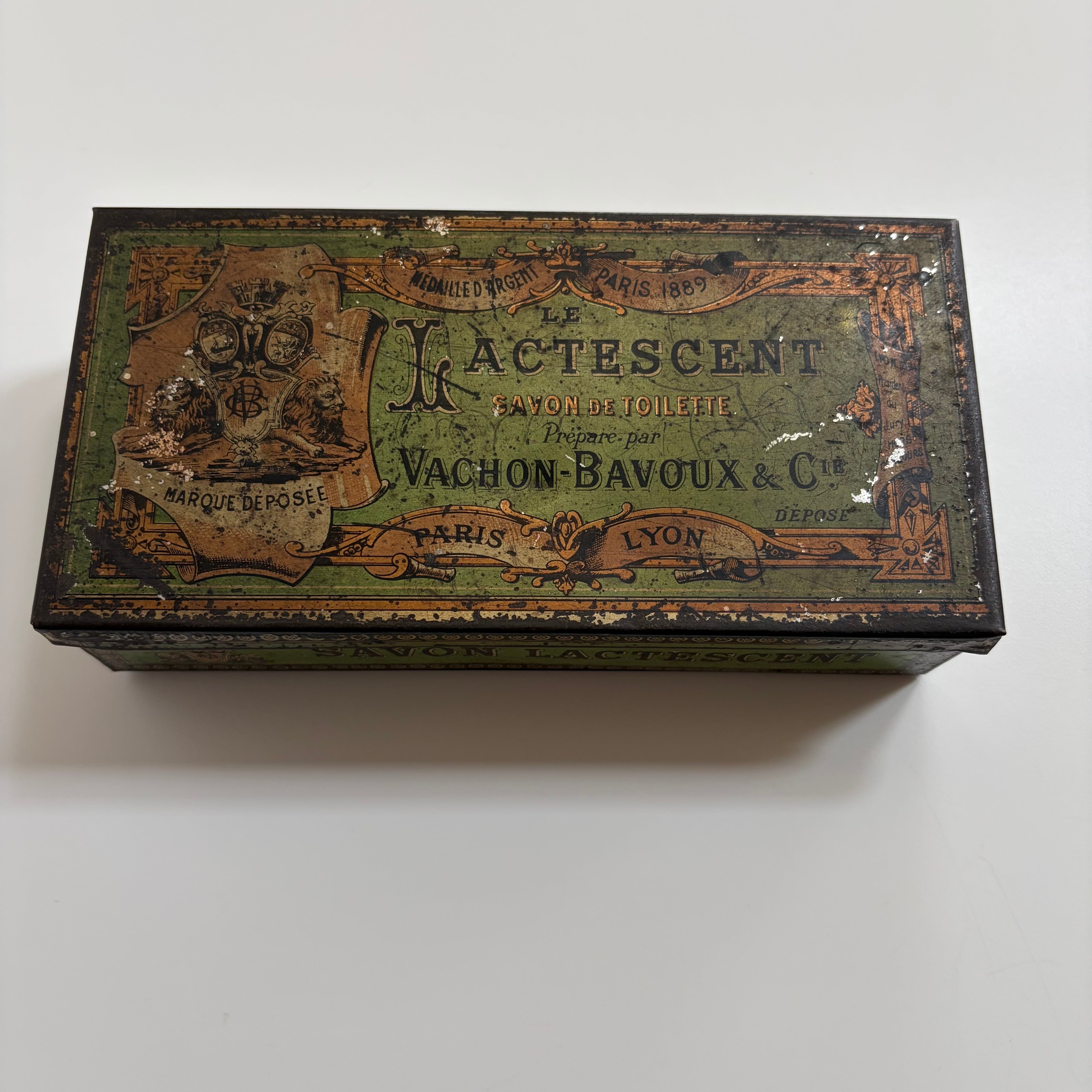 ヨーロッパアンティーク 薬草ボックス /収納缶フランス LE LACTESCENT サボン缶（美しい文字装飾）｜フランスアンティーク