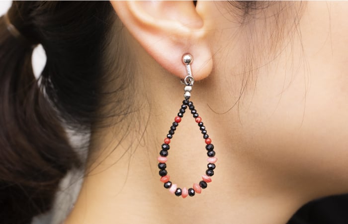 天然珊瑚彫刻ビーズのぶら下がりイヤリング　シルバー　美品 シルバーイヤリング】オニキス 珊瑚 ドロップイヤリング 天然石 ビーズ