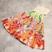フラダンス 衣装 ALOHA STANDARDS アロハスタンダード ワンピース ドレス ホワイト系 ティアレ柄 花柄 植物柄 ハワイアンプリント ハワイアン アロハ フラ ダンス レッスン 練習 フリル フレアスカート レッド系 グリーン系 オレンジ系 白 赤 緑 黄緑 橙 華やか 鮮やか かわいい おしゃれ