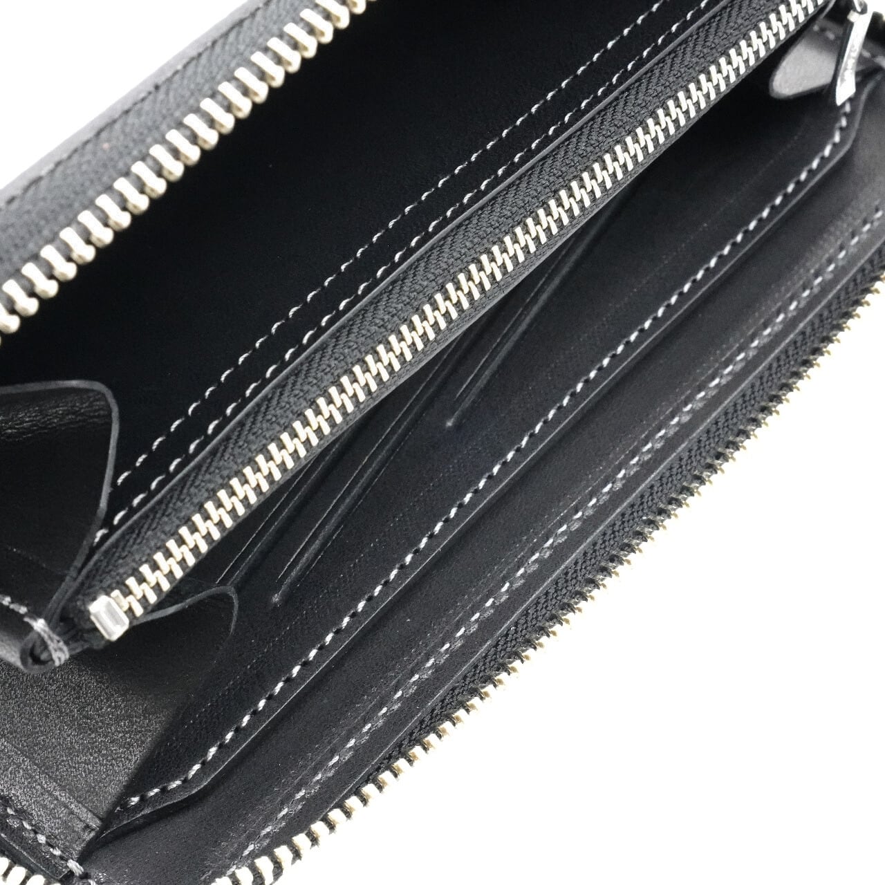 ブライドルレザーを使ったスリムなラウンドジップウォレット HANDSOME