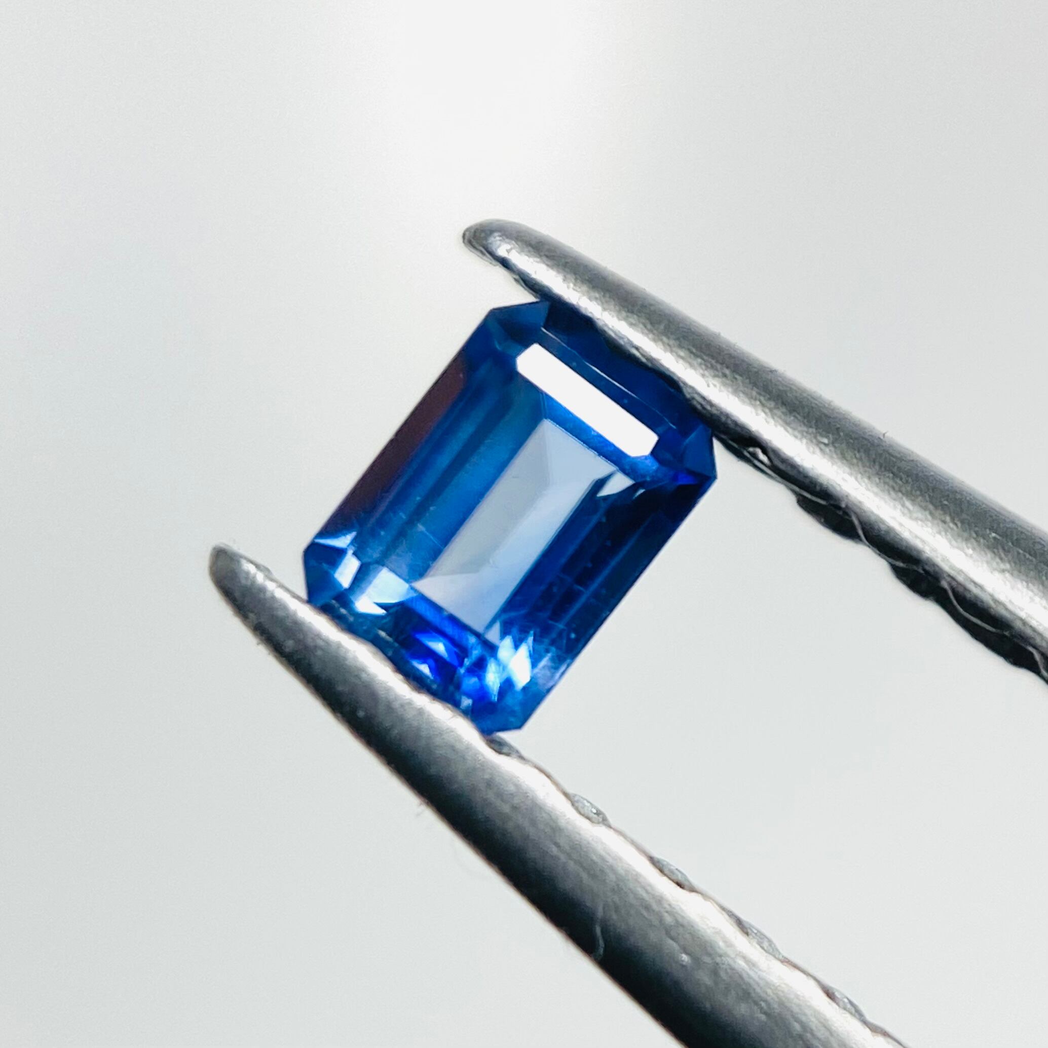 美色　ベニトアイト