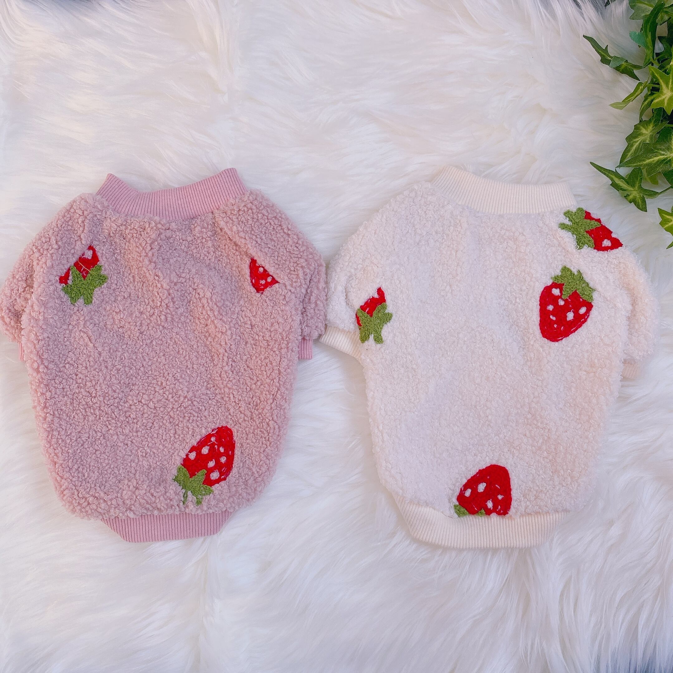 【SALE】ストロベリートレーナー S ~ XL 2color  /  犬服 秋冬 新作 ドッグウェア 小型犬 中型犬 暖かい 犬 服 お揃い 猫 b23