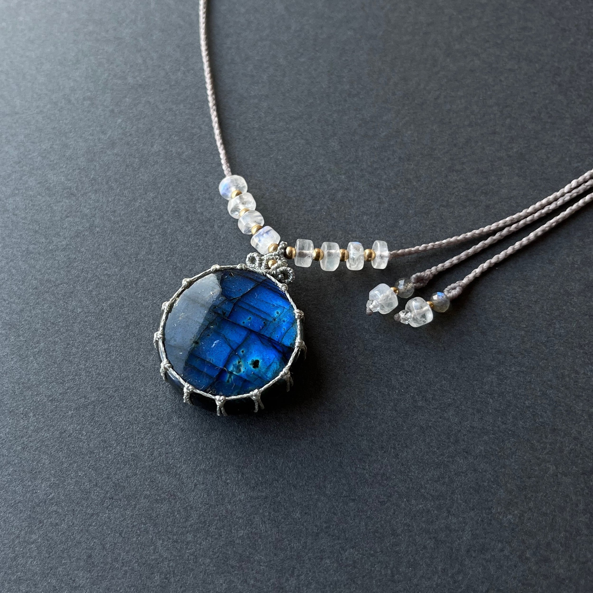 ラブラドライトのマクラメ編み 天然石ネックレス | SHANTi WALA