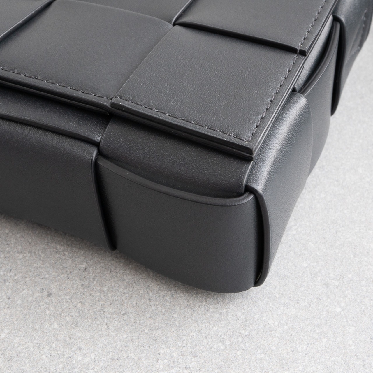 ボッテガヴェネタ カセット ショルダーバッグ アルドアーズ グレー レザー AW23