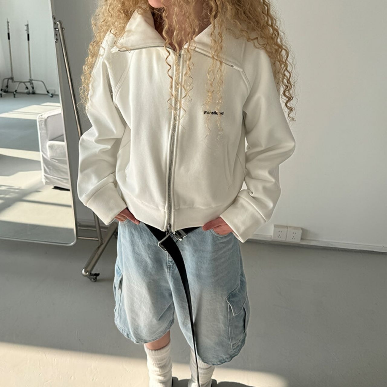 ホワイトショートジップアップスウェット　LT0040055