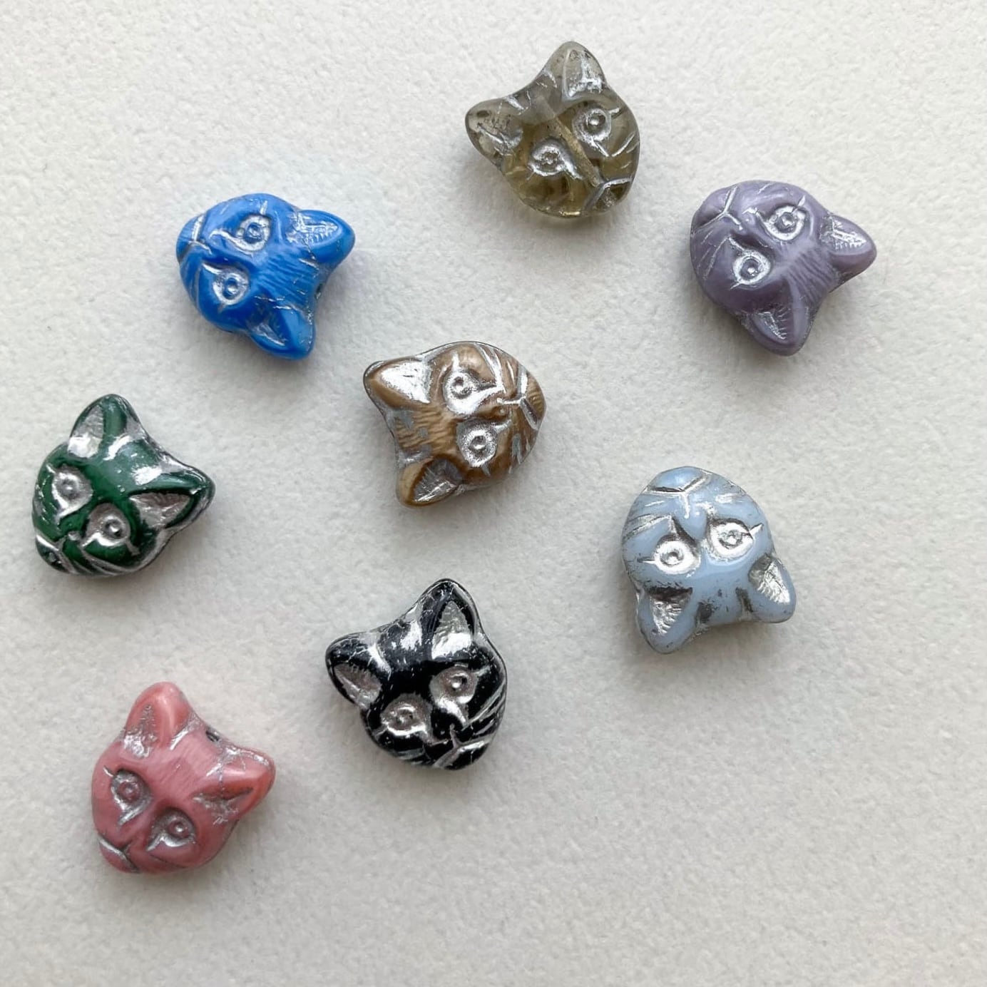 再入荷〉猫顔チェコガラスビーズ（シルバー・12mm） | Dua