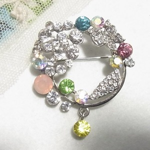 淡い色合いのラインストーンのサークルブローチ　アクセサリーのセール通販  10145B