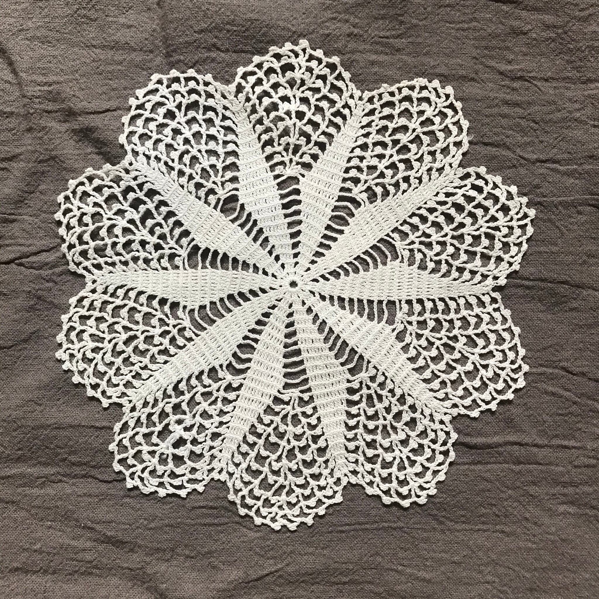 大きめの雪の結晶のようなドイリー2