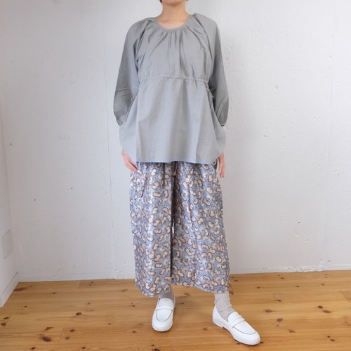 【定番/2025秋冬新色】BUNON(ブノン) Embroidery Tuck Pants シルク 花柄プリント+刺繍 ワイドパンツ /ブルー