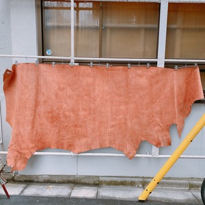 牛半裁の床革【オレンジ色・茶色】 [220〜290ds]