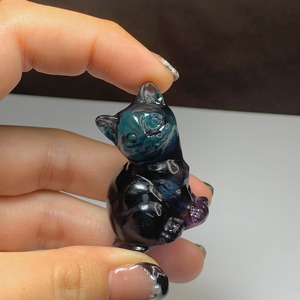 7.ちょこんと座っている可愛いフローライトねこ