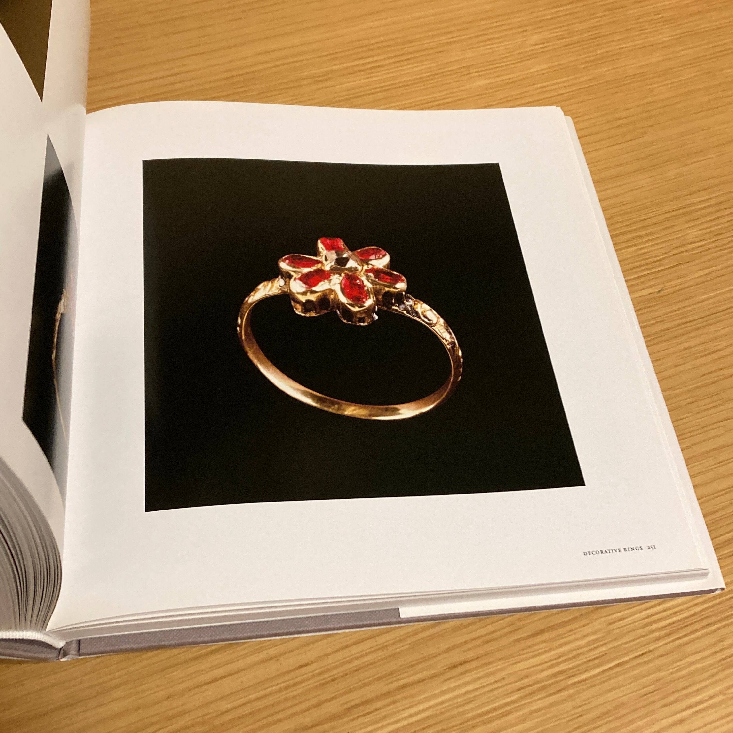Rings: Jewelry of Power, Love, and Loyalty / Diana Scarisbrick | 百年