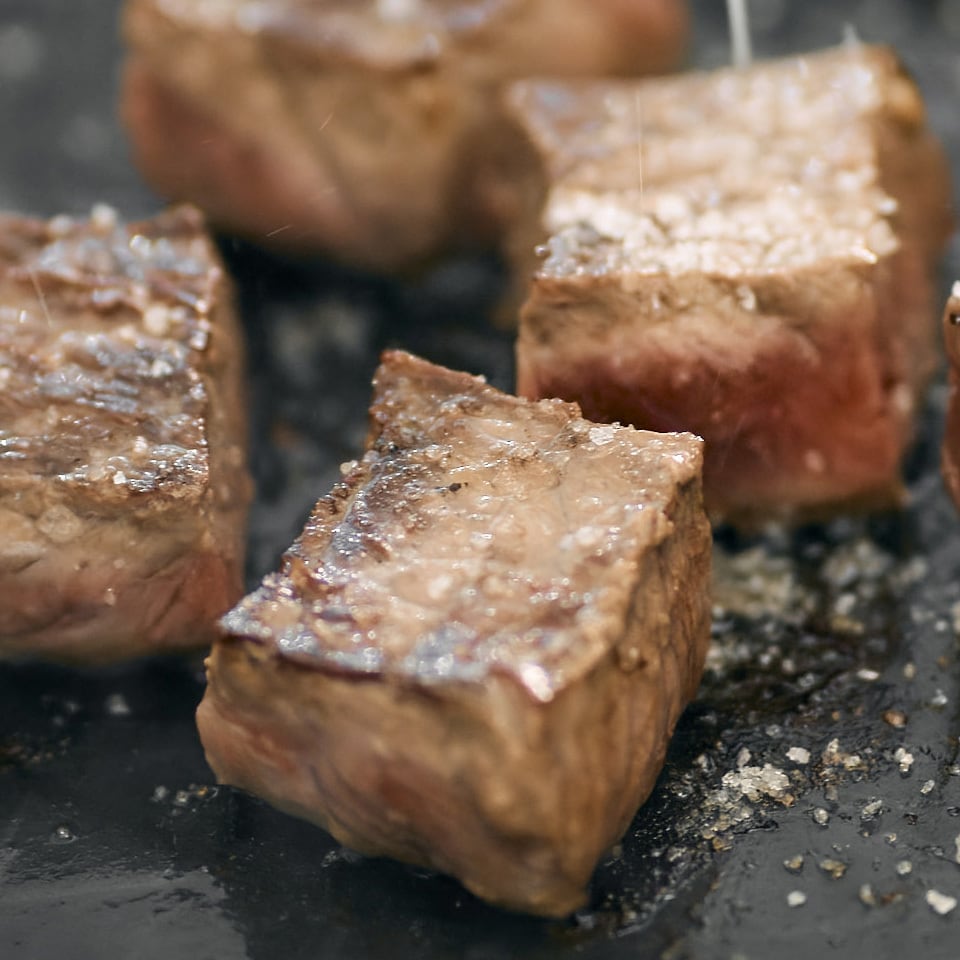 ごちそう九州牛・ステーキのジュー：九州各県食べ比べサイコロステーキ