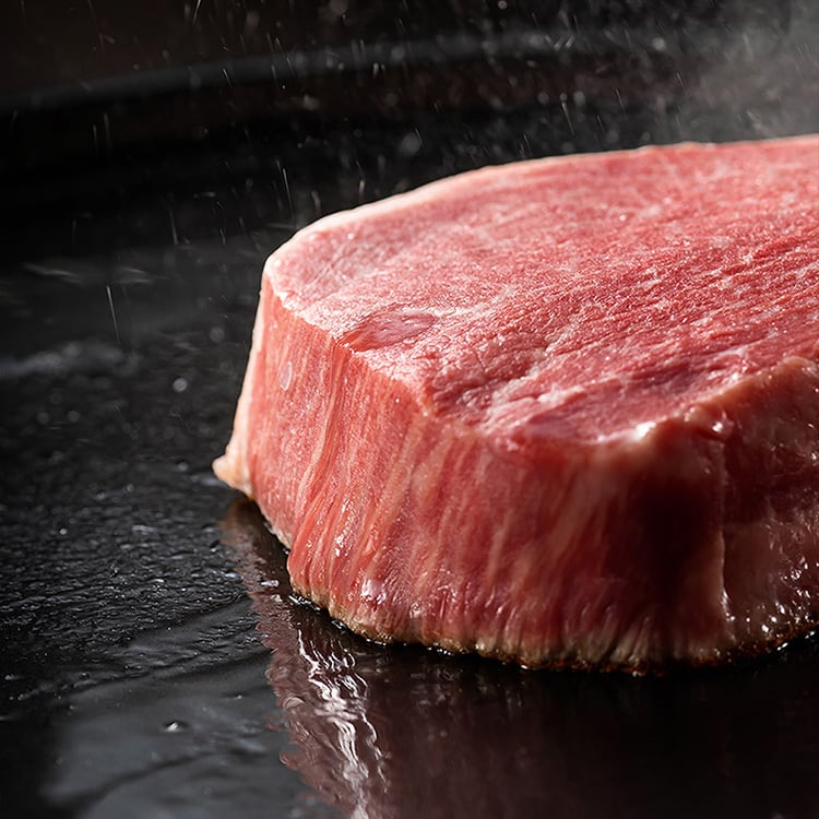 全国の品評会などで
賞に輝く、
九州のごちそうを、
九州の高水準で
お肉をお届け。   