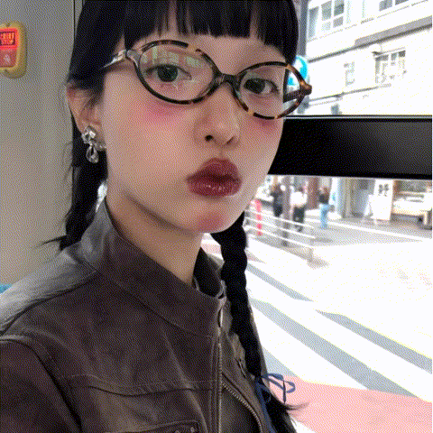 クラッシック系愛用メガネ<br>顔周りにインパクト