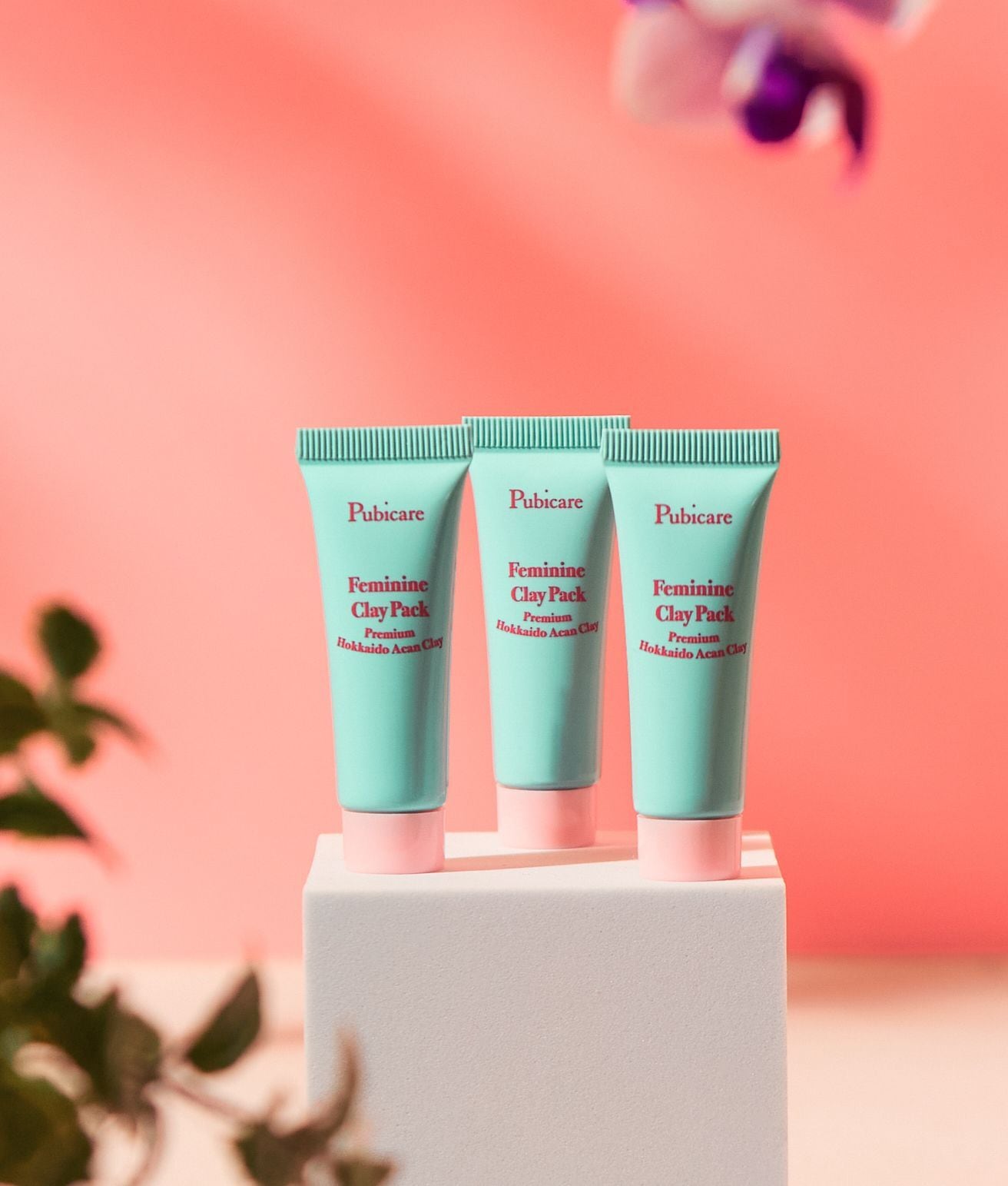 道東・阿寒湖周辺で採取されたアカンクレイが主成分。週1回のスペシャルケアでサロン帰りの肌をキープ。