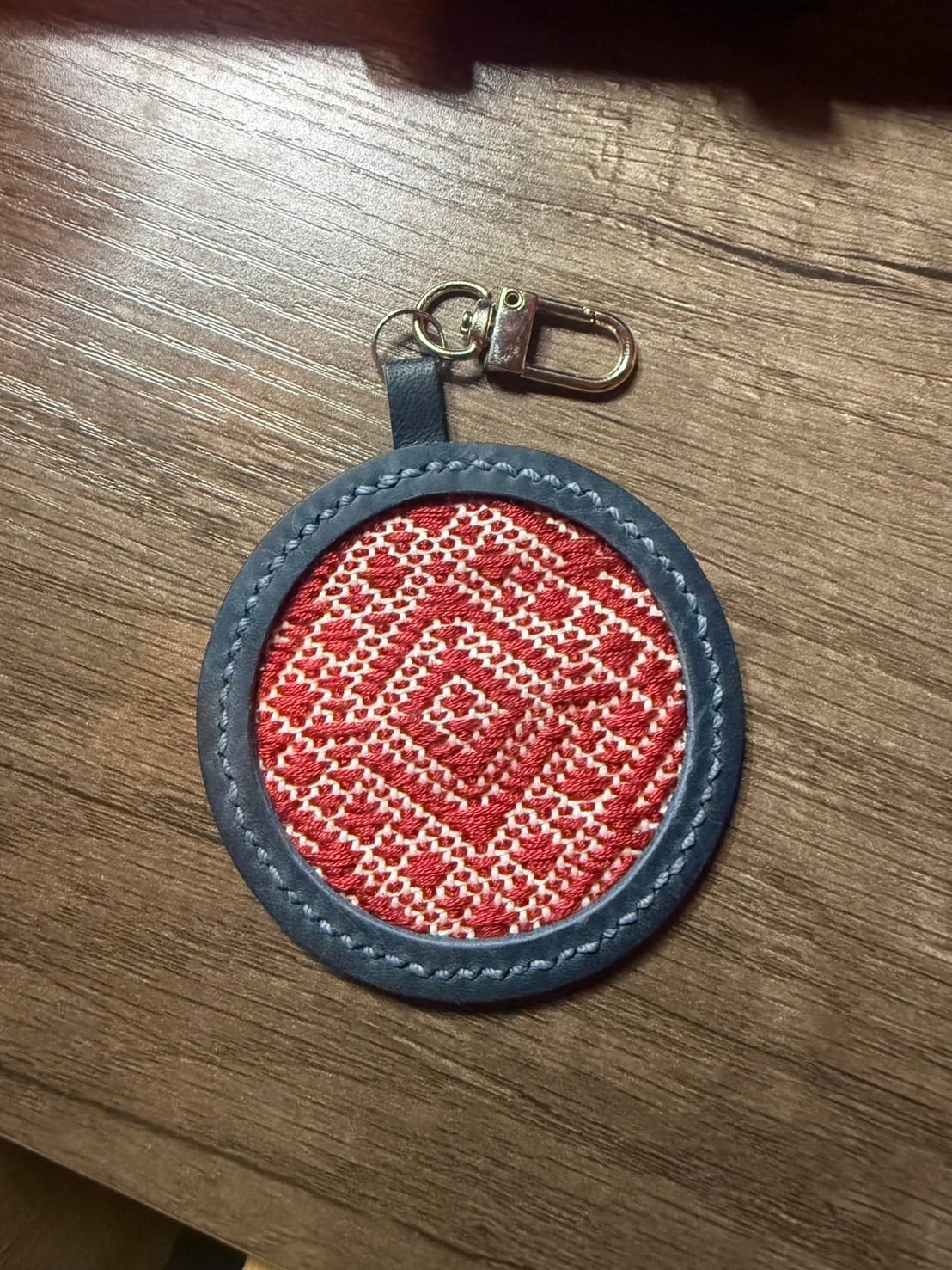 赤いこぎん刺し丸型レザーキーホルダー
