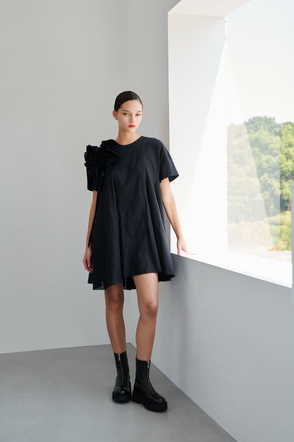 AAYUSHI アユーシ　カットワークスカラップパフスリーブワンピース　ブラック 25SS_LOOK BOOK | AAYUSHI