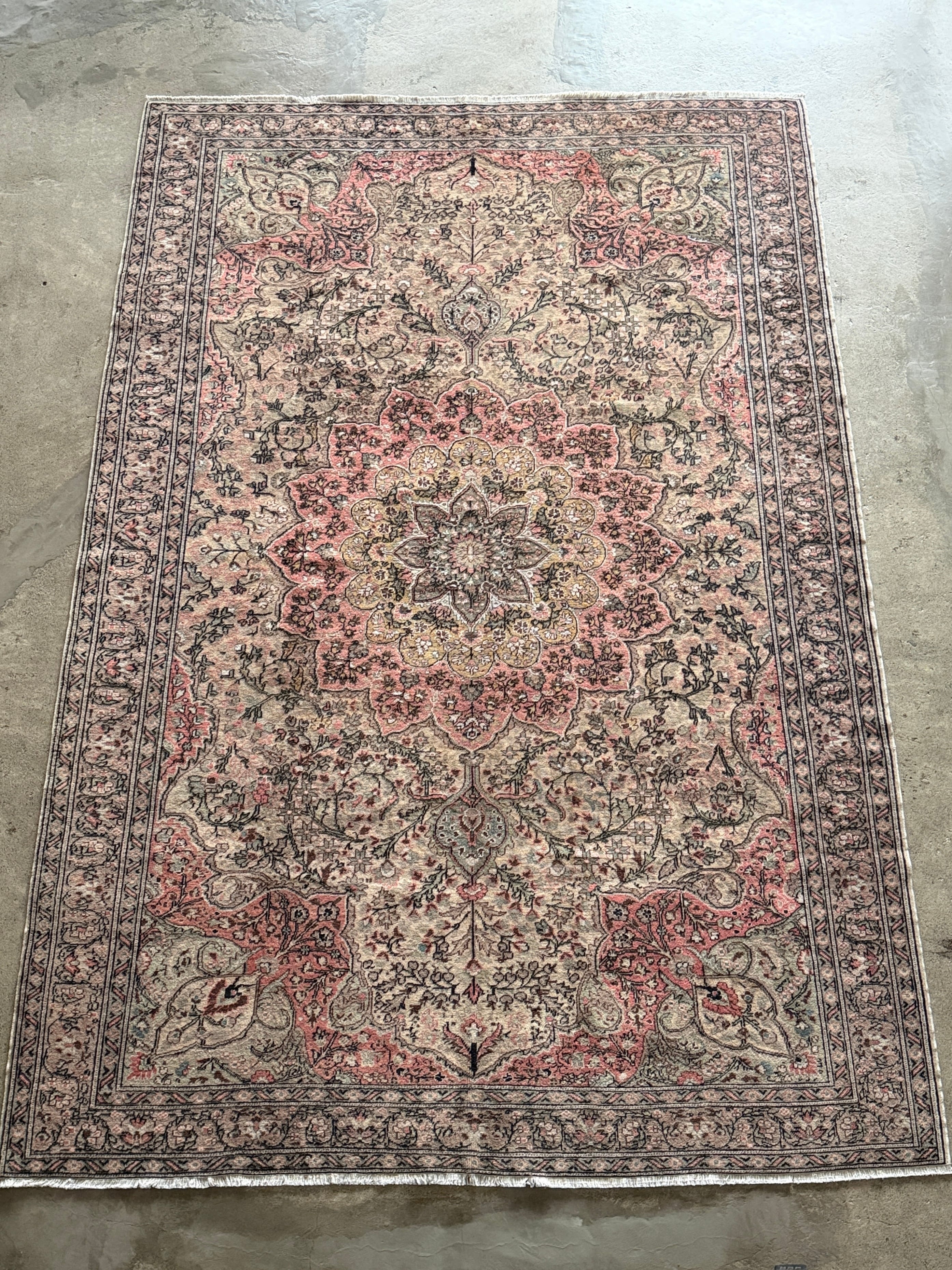 レア　パンプキンオレンジ 幾何学文様 132×126 トルコヴィンテージラグ レア パンプキンオレンジ 幾何学文様 132×126 トルコヴィンテージラグ