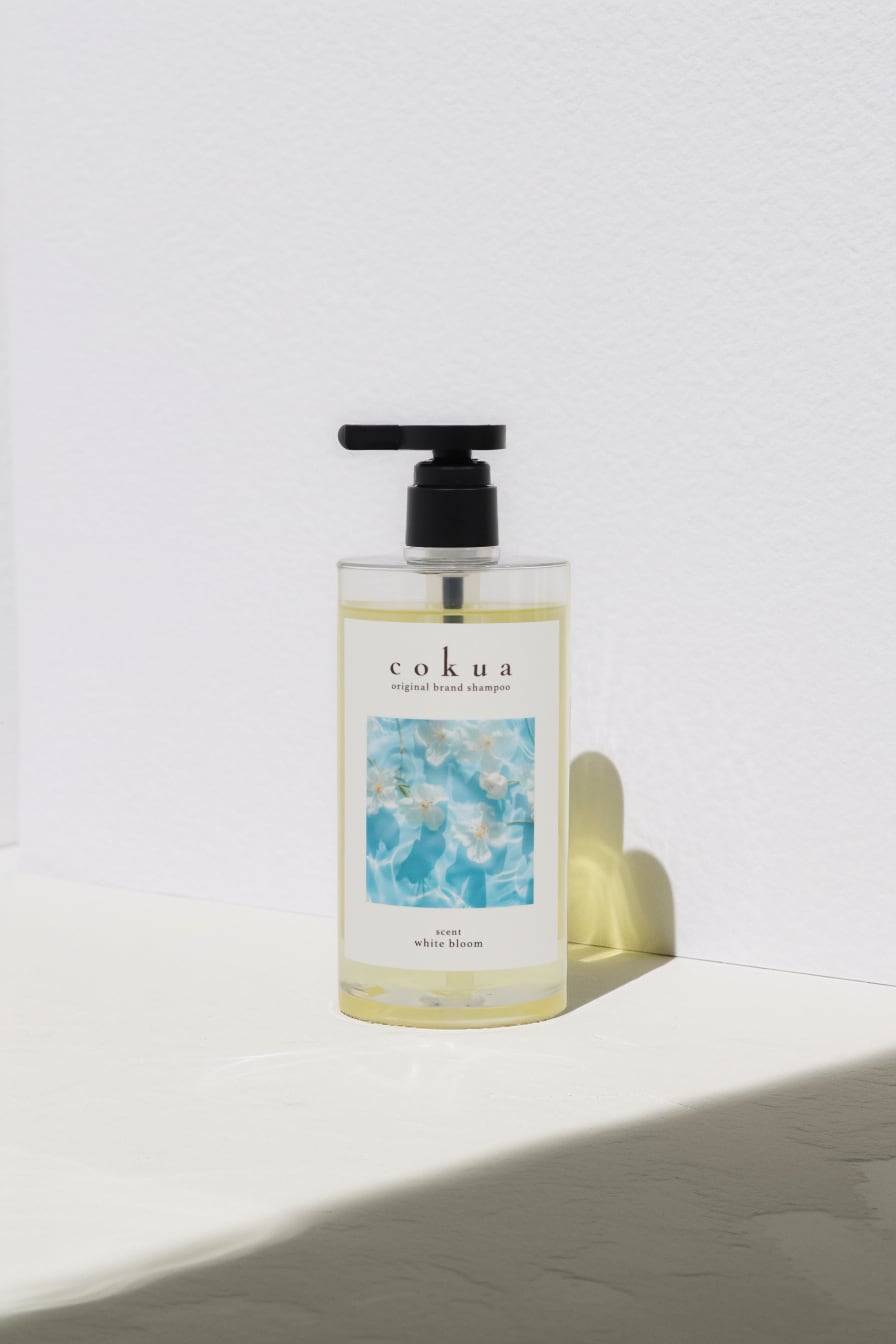 洗うたびバランスを整える
紫外線や乾燥、カラーなど、髪と頭皮は毎日さまざまな環境にさらされています。
cokuaは、
アミノ酸系洗浄成分をベースに、コメ由来オイルや植物成分を配合。
落としすぎず、うるおいを守りながら、すこやかな状態へと導きます。
ただ“きれいに見せる”のではなく自然にまとまる質感へ。