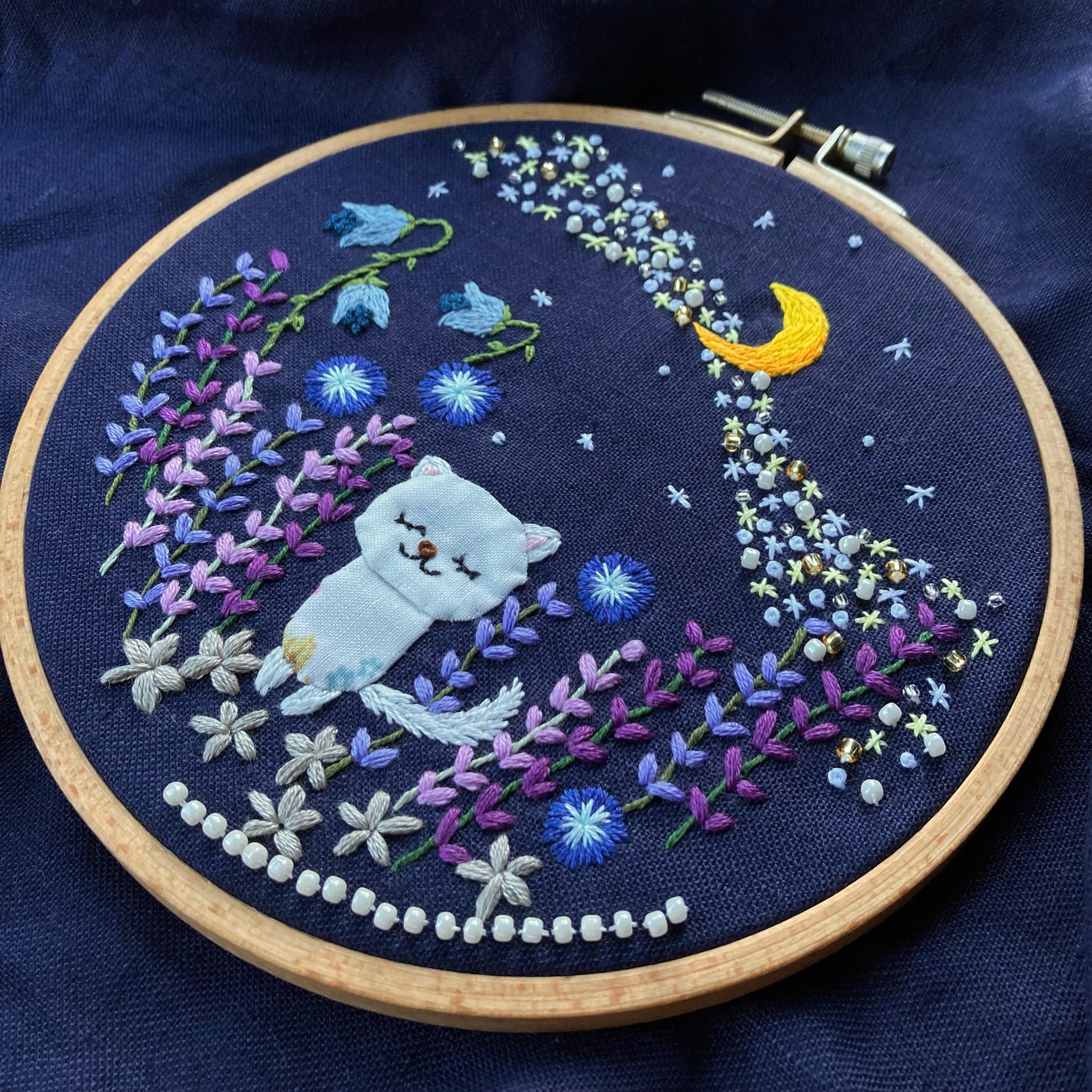 フレンチ刺繍の団扇 松柏と二羽の鶴が生き生きと描かれています。 丸屋根のおうち刺繍】絵本みたいな森の刺繍シリーズ
