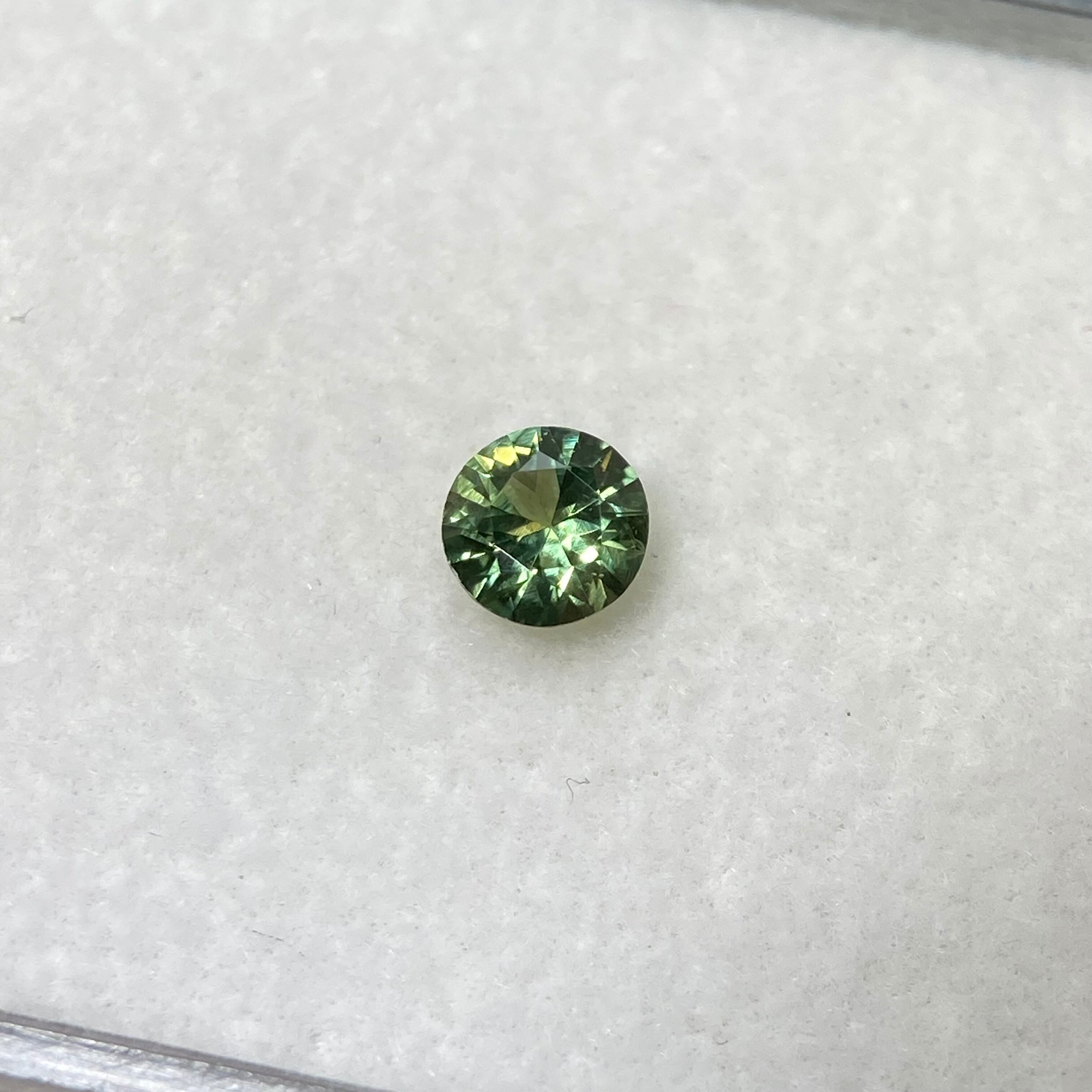 丸いサファイア 緑色系 約3.1*1.9mm r-0506