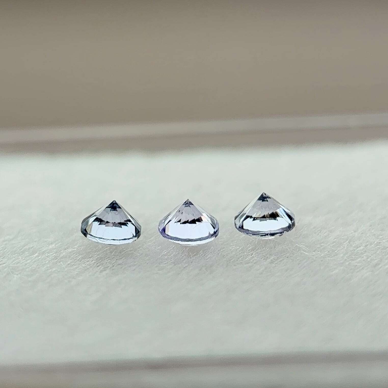丸いスピネル メレセット 約2.3mm r-0582