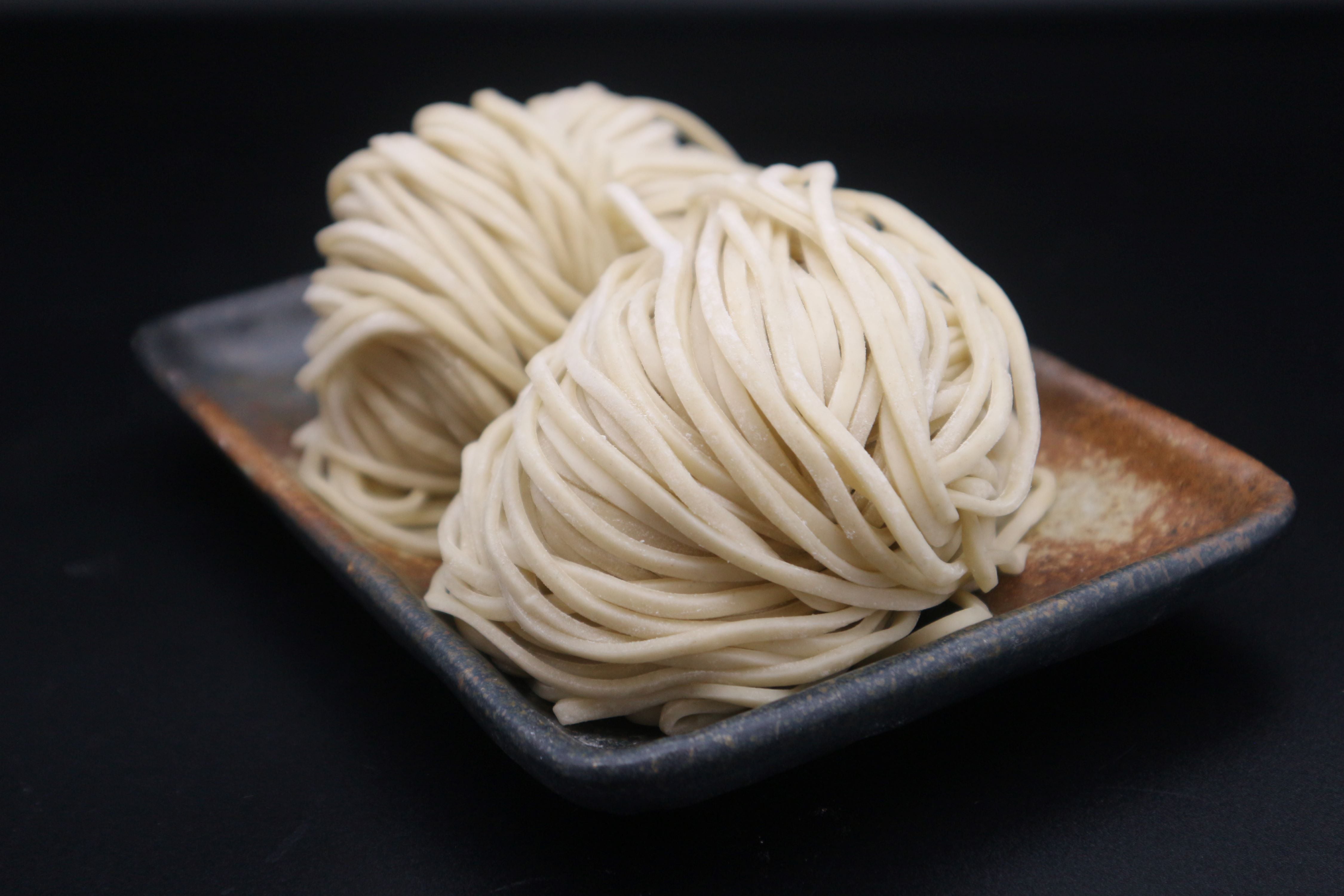 自慢の自家製麺とスープ