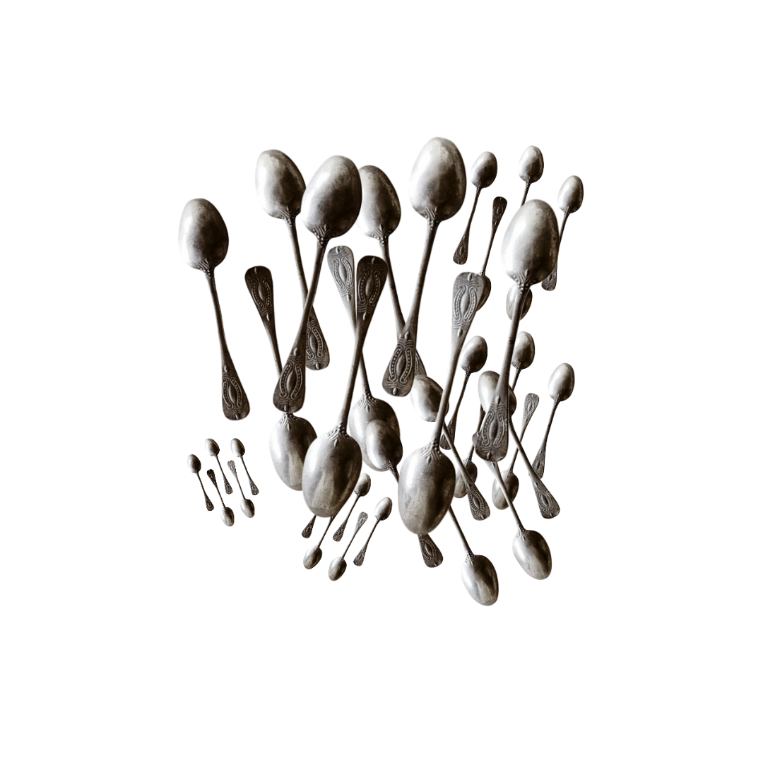 灰色の靄

螺旋階段は塞がって

灰色の月

魔法の鏡は言った

贈り物も届かぬ

夜の裂け間

灰色の匙
