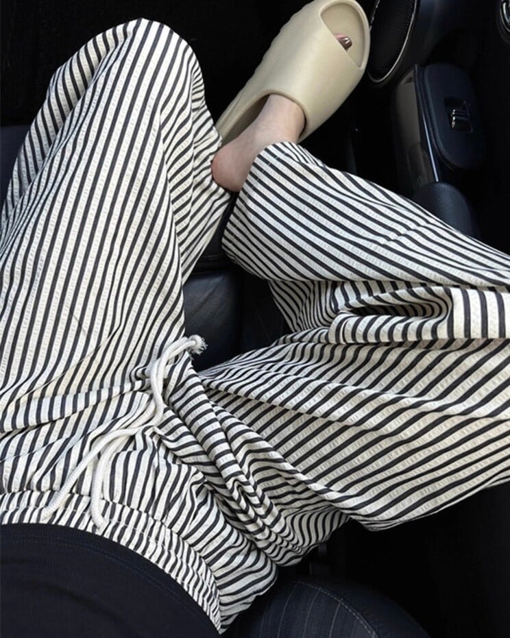 calm tuck easy wide pants <stripe>