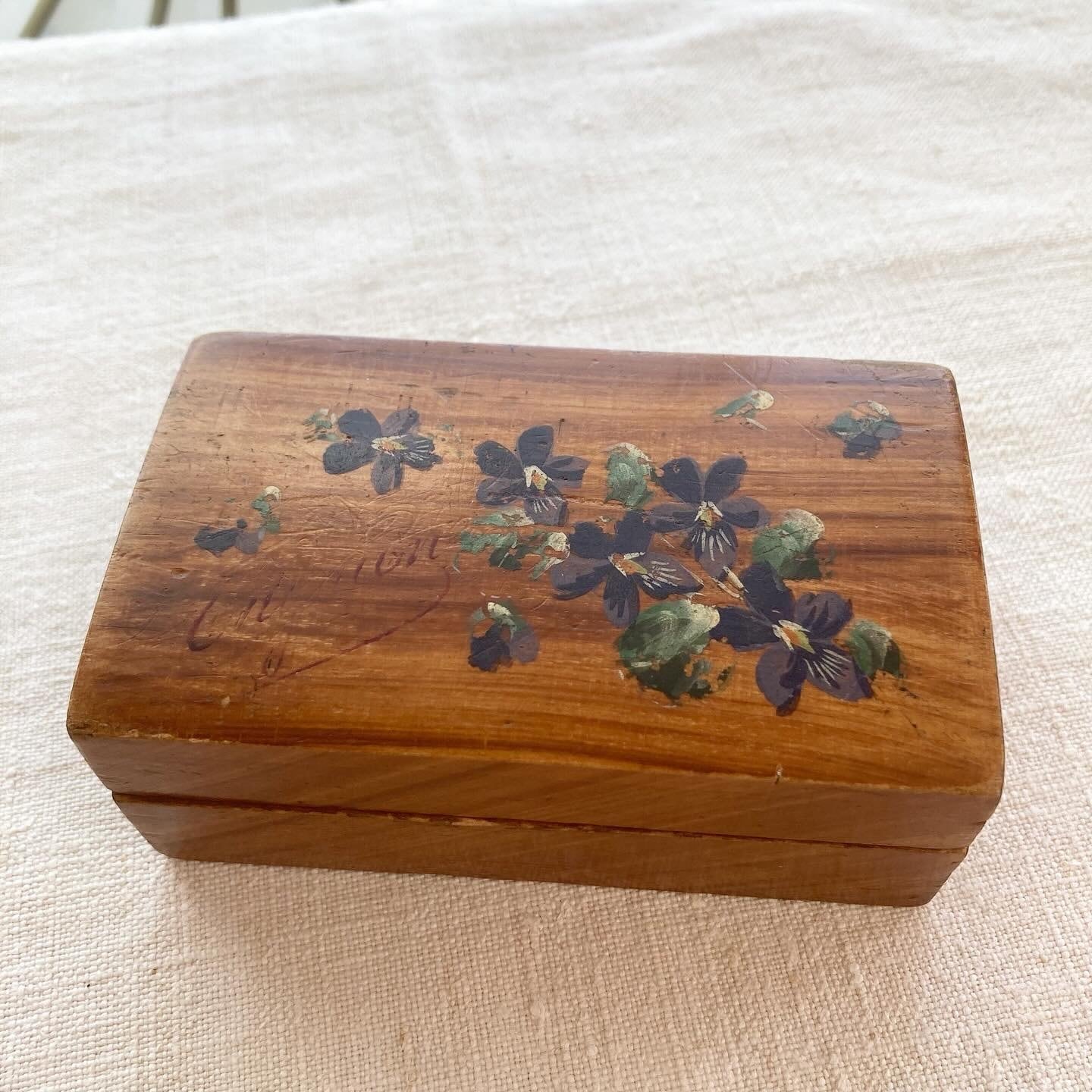 【フランス直輸入】スミレのお花が素朴で愛らしい 木製小物入れ