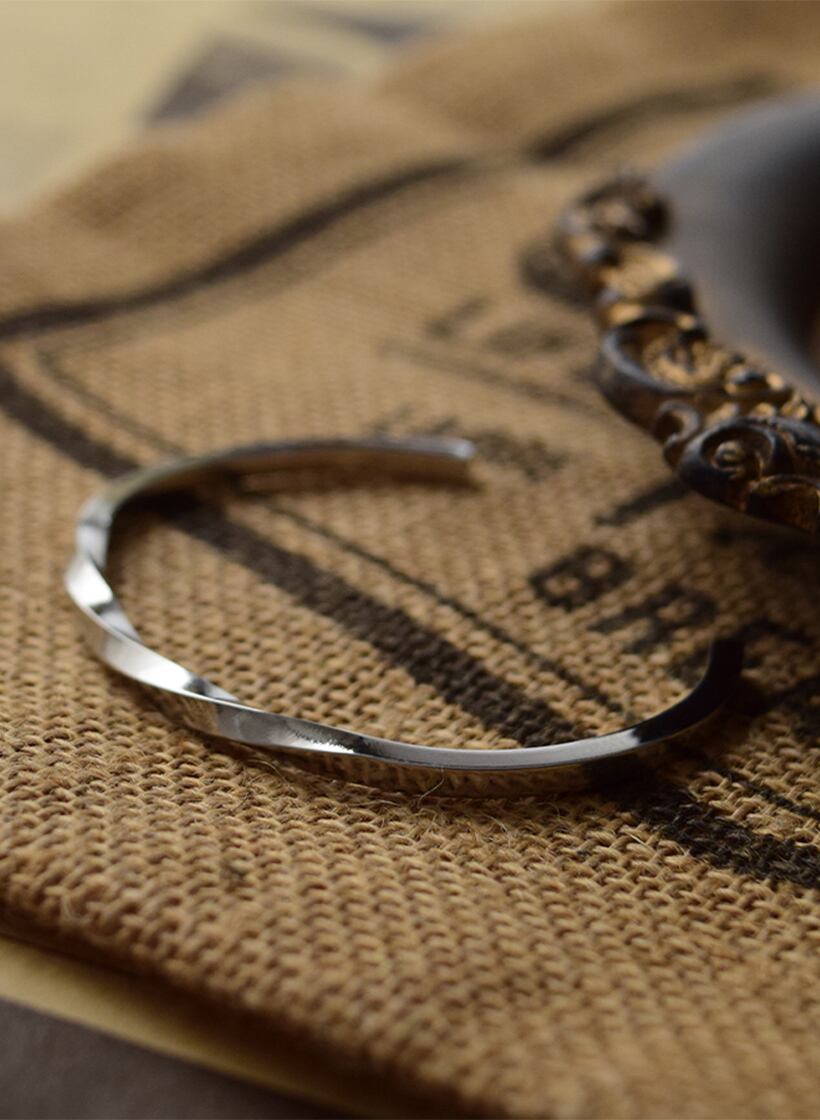 <p class='筆記体'>
Stainless Steel Narrow Twist Bangle
</p>
<p class='明朝体'>ステンレスナローツイストバングル</p>