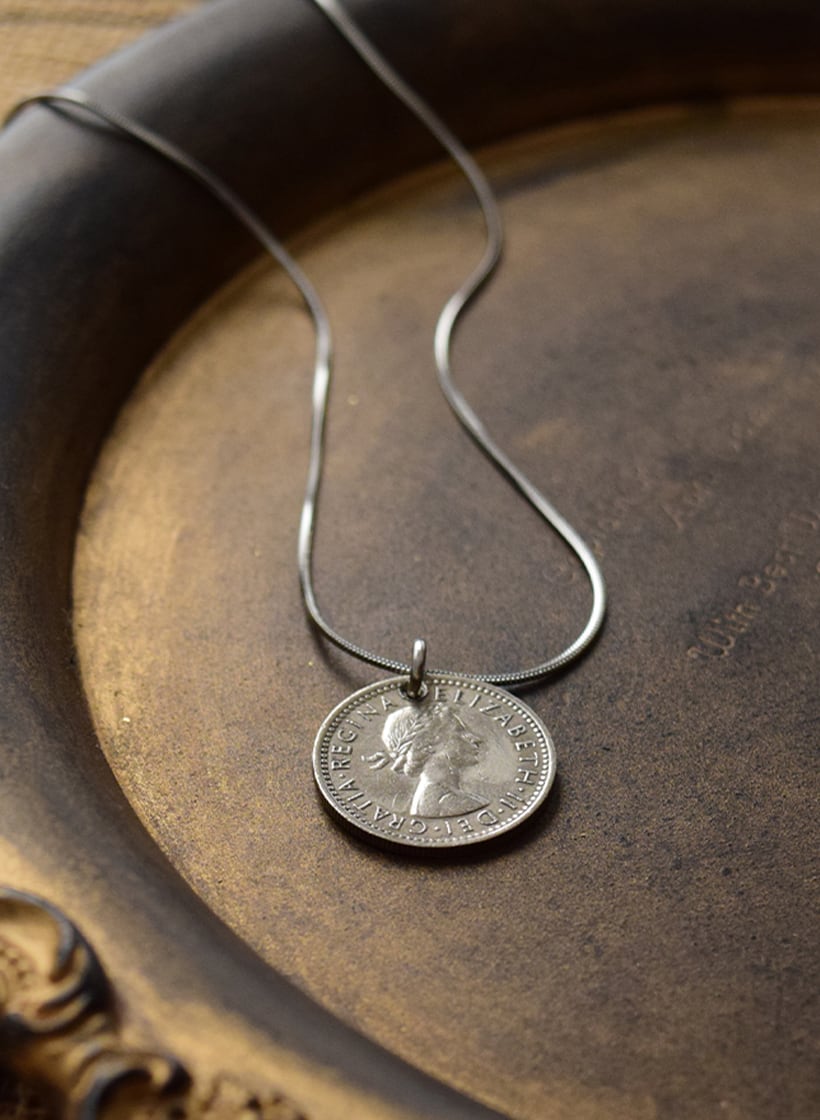 <p class='筆記体'>
Sixpence Coin Snake Chain Necklace
</p>
<p class='明朝体'>シックスペンスコインスネークチェーンネックレス</p>