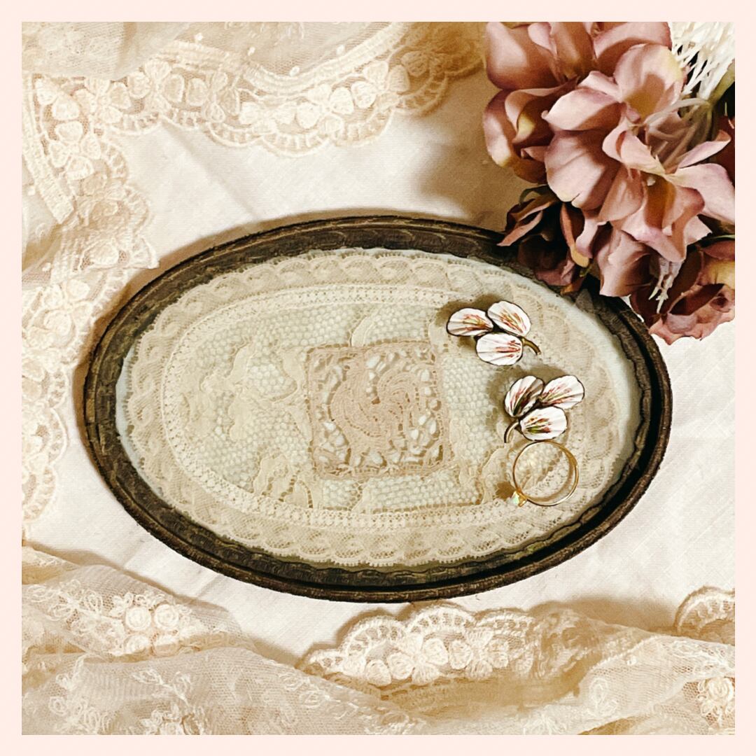 プチポワン 刺繍　アンティークレース ドレッシングトレイ イギリスアンティーク プチポワン 刺繍 アンティークレース ドレッシングトレイ