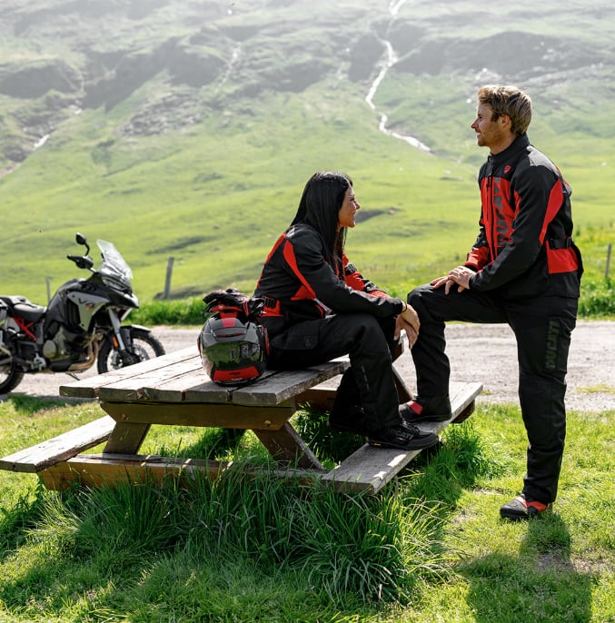 さあ、Ducatiアイテムを取り揃えてツーリングへ出発しよう