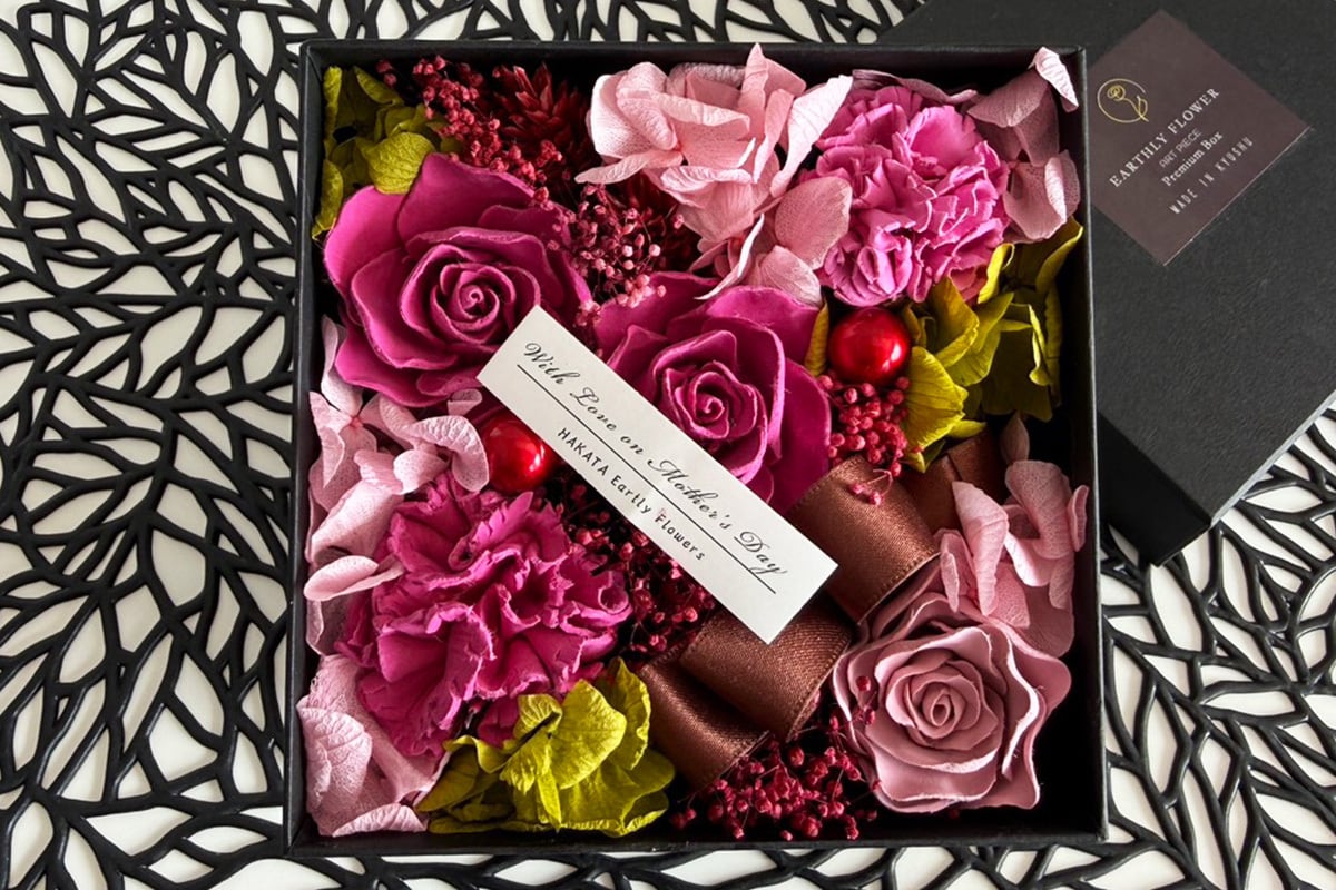 ■母の日Limited edition 
開けた瞬間、華やぎと香りが広がる。 想いを閉じ込めた、贅沢な一箱「香箱」。 アースリーフラワーが、特別な一日を美しく彩ります。