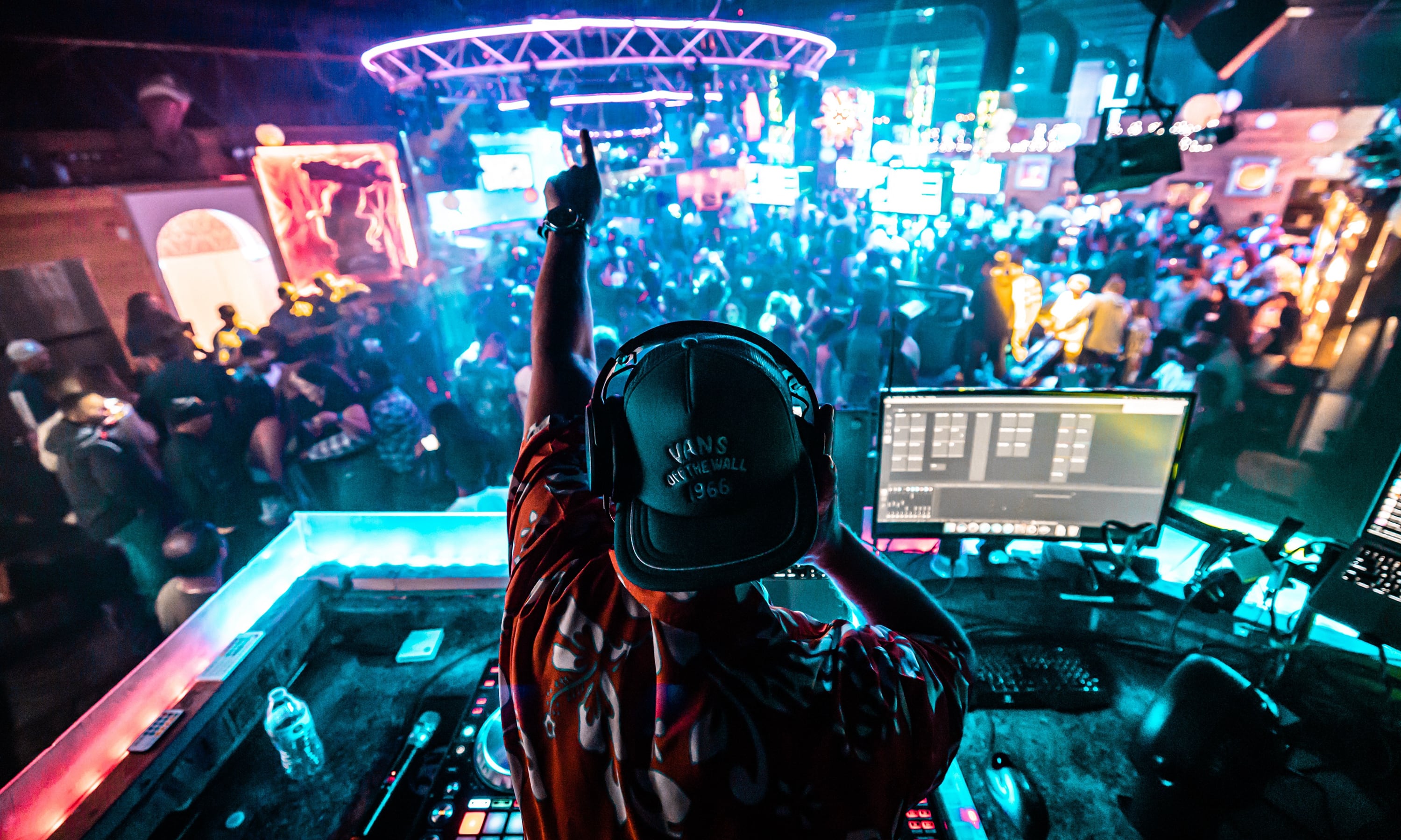 OWN THE NIGHT
WITH ICONIC BEATS